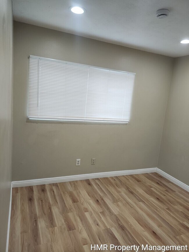 Building Photo - Large Condo in Claremont