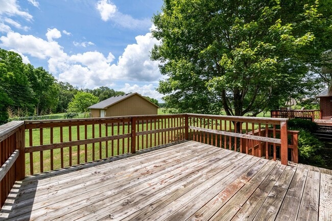 Building Photo - Spacious Bentonville Duplex!