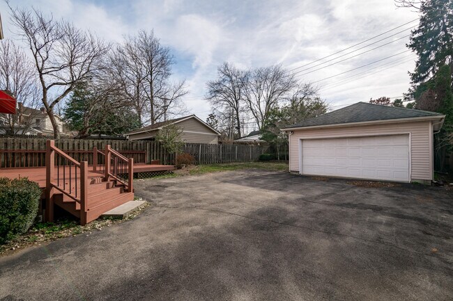 Building Photo - 1378 Fontaine Rd