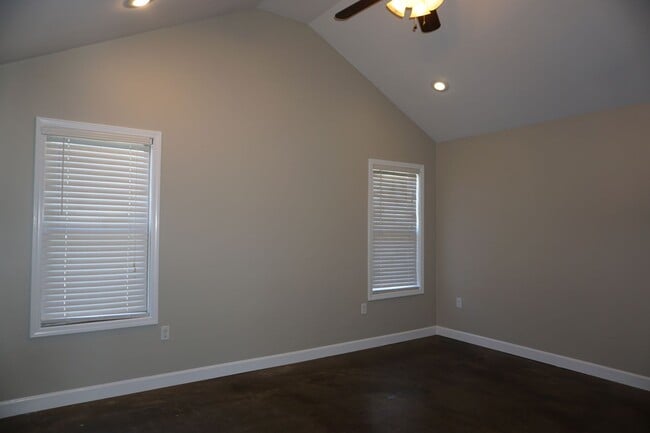 Building Photo - 210 Lake Dr