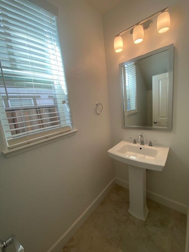 Building Photo - Charming 3-Bedroom House for Rent in Marin...