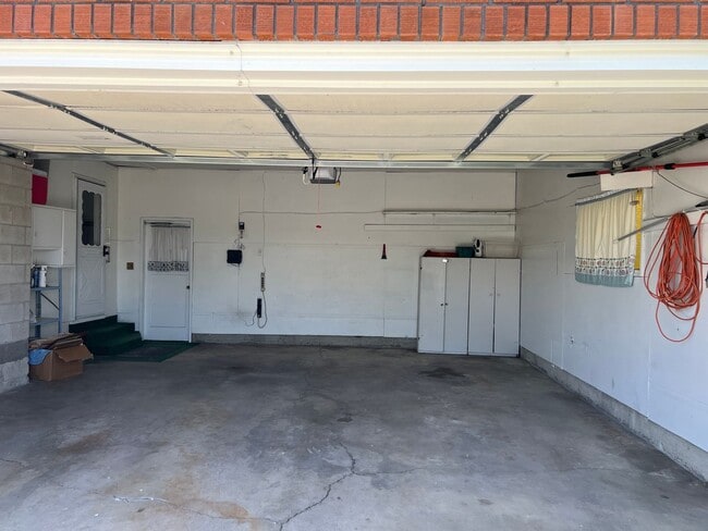 Building Photo - Charming 4-Bed, 1.5-Bath Home on the Outsk...