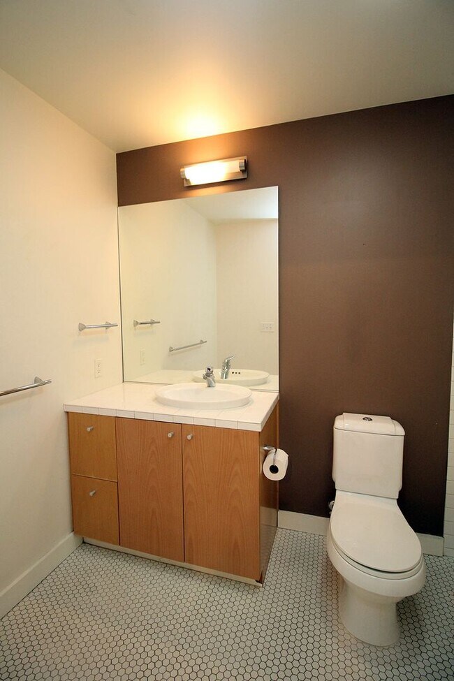 Building Photo - Chic, Urban 1 Bedroom Loft Style Condo at ...