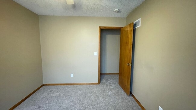 Building Photo - 3 Bedroom, 2 Bathroom with Vaulted Ceiling...
