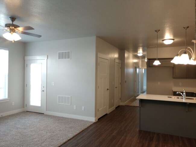 Building Photo - Rent Luxury! 3 bdrm. 2 bath South Jordan c...