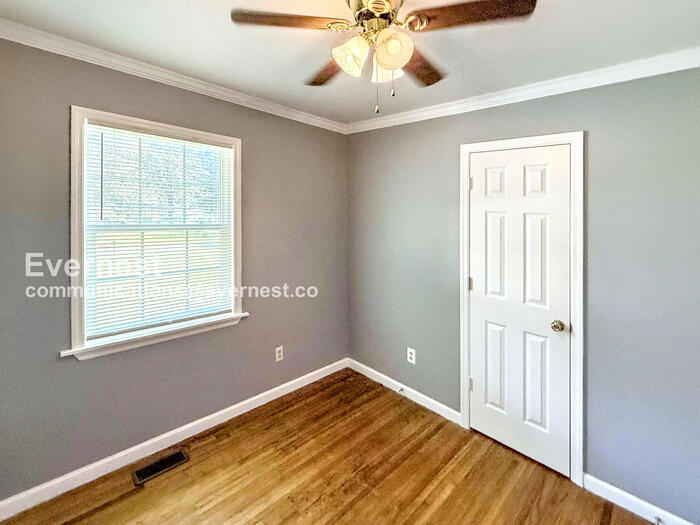 Building Photo - 2907 Lakeside Dr