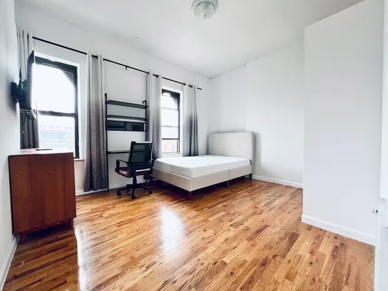 Building Photo - Furnished room/NOT APARTMENT