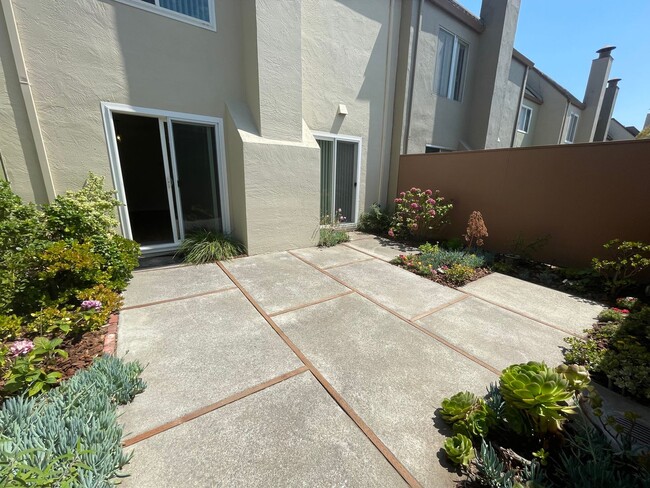 Building Photo - 1033 Fontana Dr