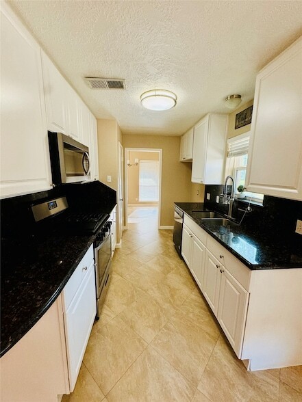 Building Photo - 28922 Savannah Dr