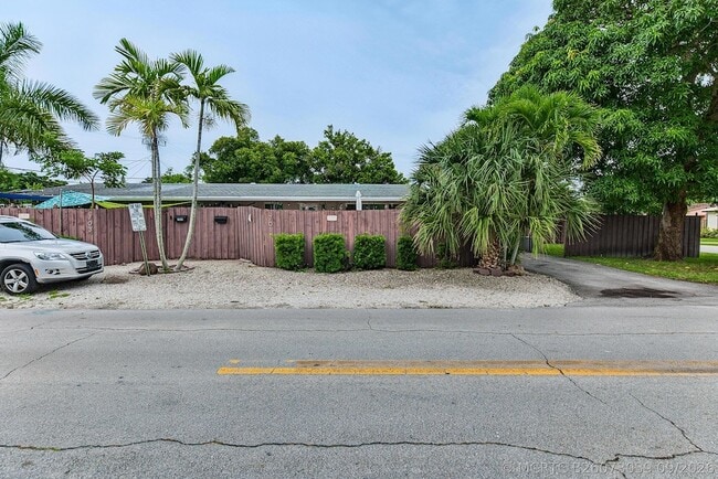 Building Photo - 701 NE 22nd Dr