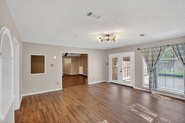 Building Photo - Spacious 3 Bedroom + Office Home with Two Living Areas – Quiet Cul-de-Sac – Available April 1