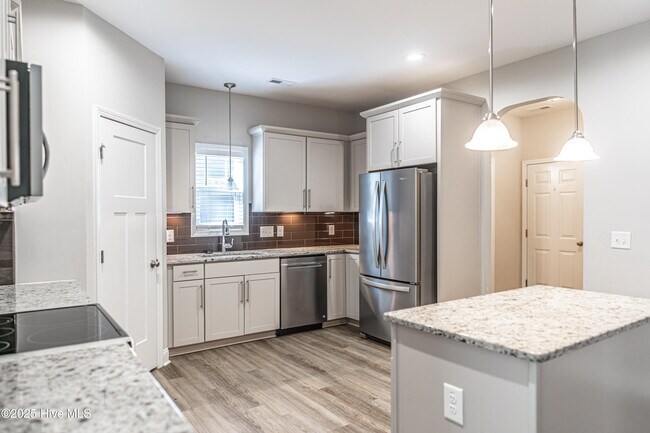 Building Photo - 412 Palisades Dr