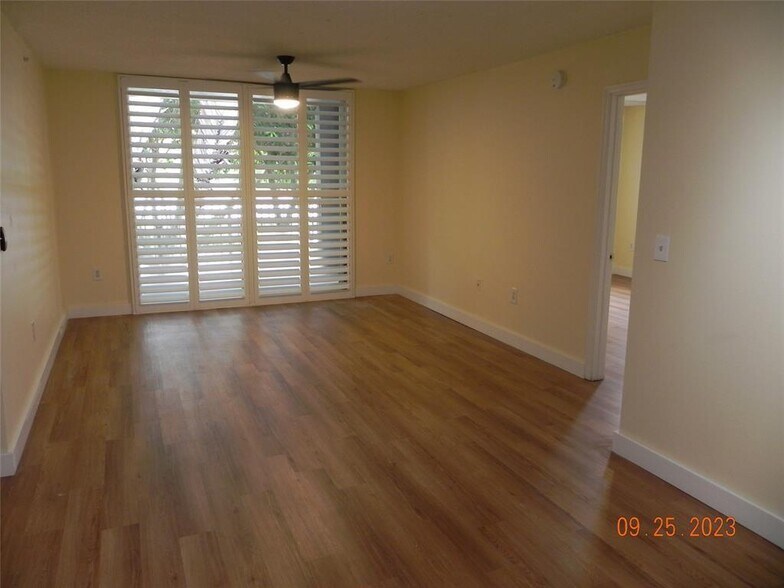 Building Photo - 577 SW 111th Ln