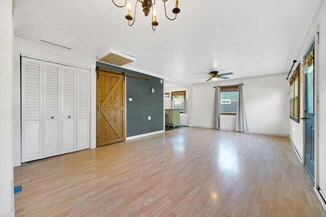Building Photo - 3 Bedroom 1 Bathroom Apartment for Rent!
