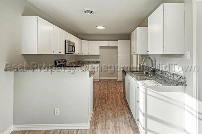 Building Photo - Charming home located in Ridglea North