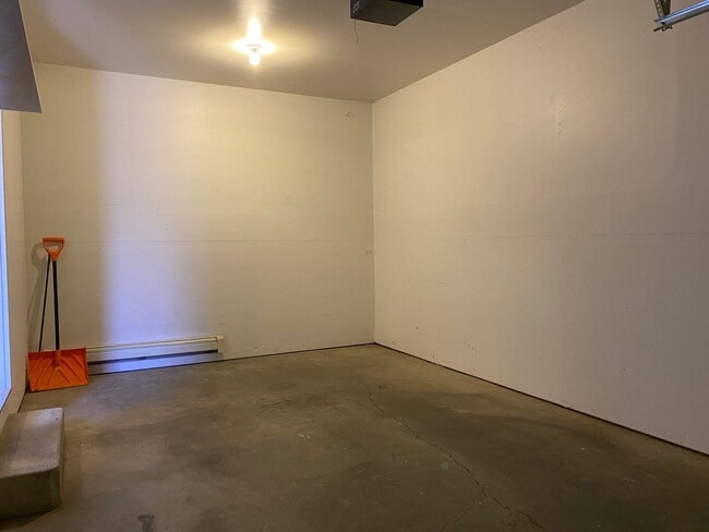 Building Photo - 2 Bed 2 Bath Townhome