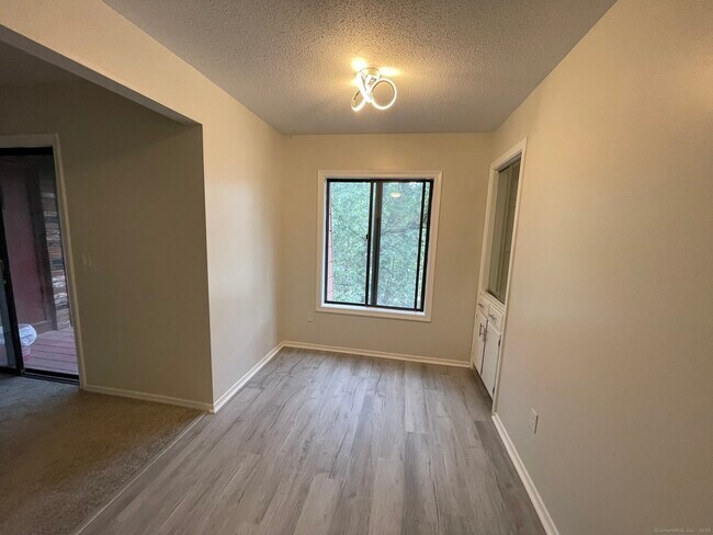 Building Photo - 25 Woodsedge Dr