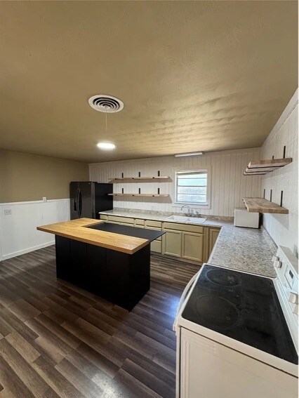 Building Photo - 400 S Vicks St