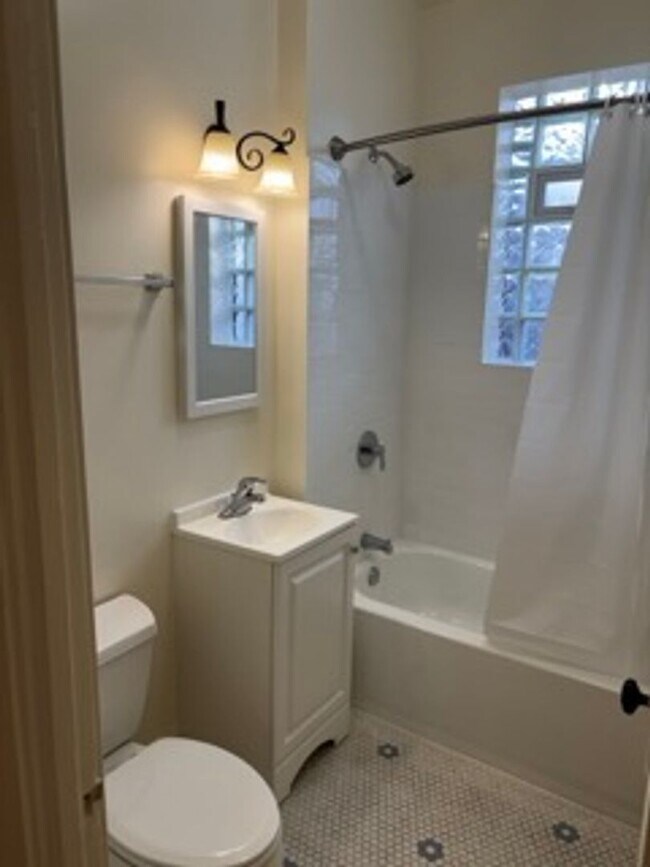 Building Photo - Wrigley Field Just A Mile Away - One Bedroom