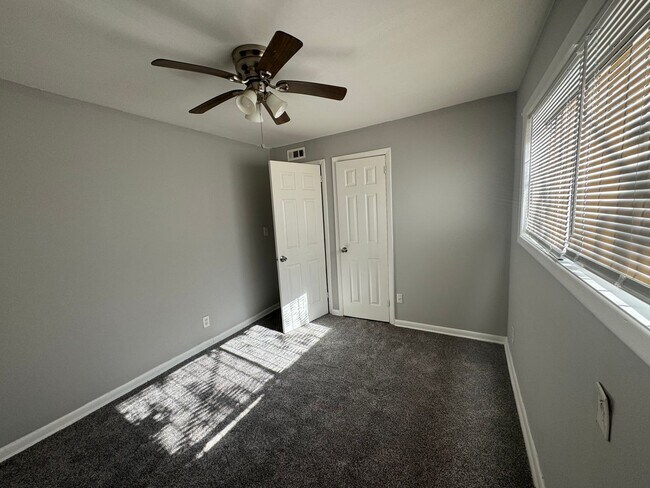 Building Photo - Beautiful 2 Bedroom Unit Available in East...