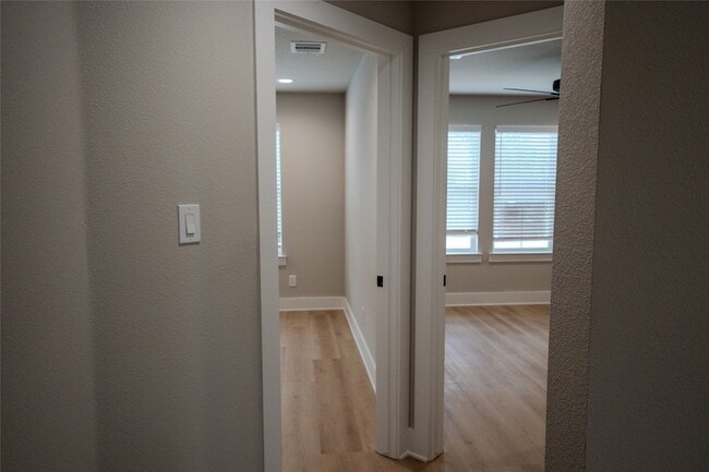 Building Photo - 380 N Dallas St