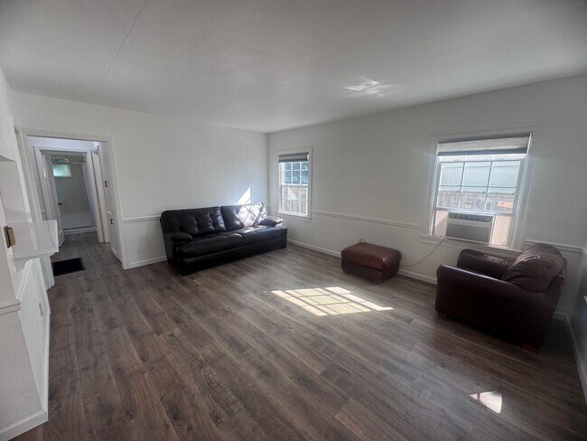 Building Photo - 2-Bedroom Home in the State Streets!