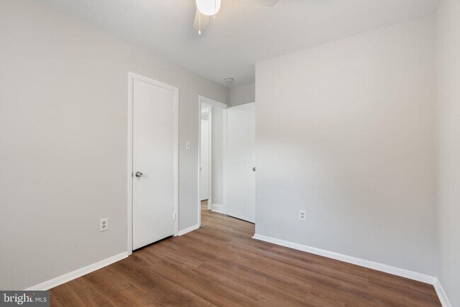 Building Photo - 4421 Kenwood Dr