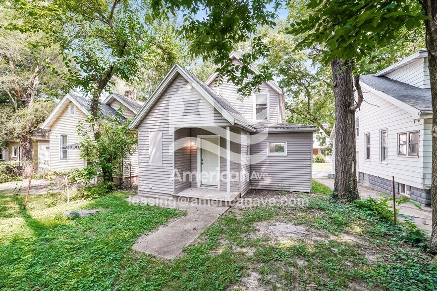 Building Photo - 318 E Thrush Ave