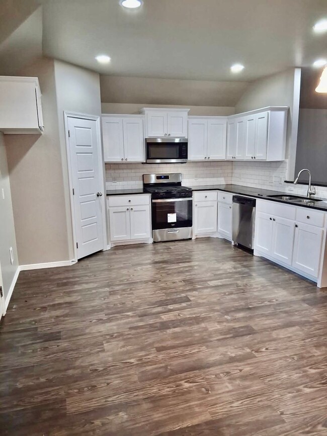 Building Photo - Beautiful 4-Bedroom Home in Edmond – Avail...