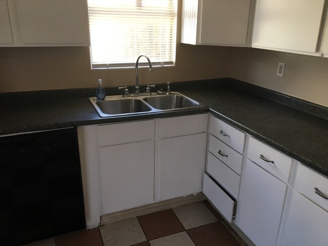 Building Photo - Very cute 2 Bedroom 1 Bath with Bonus Room.