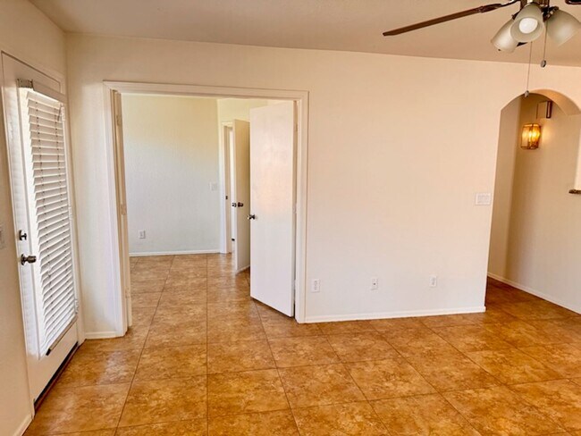 Building Photo - 1704 E Los Alamos St