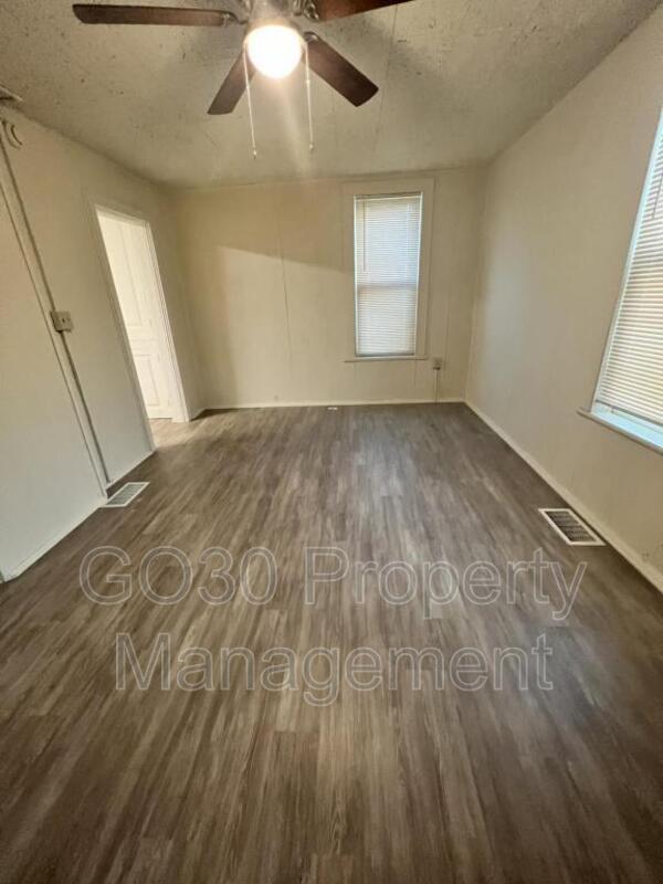 Building Photo - 403 Steel St