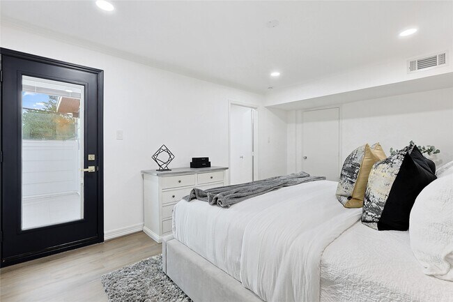 Building Photo - 526 Colquitt St