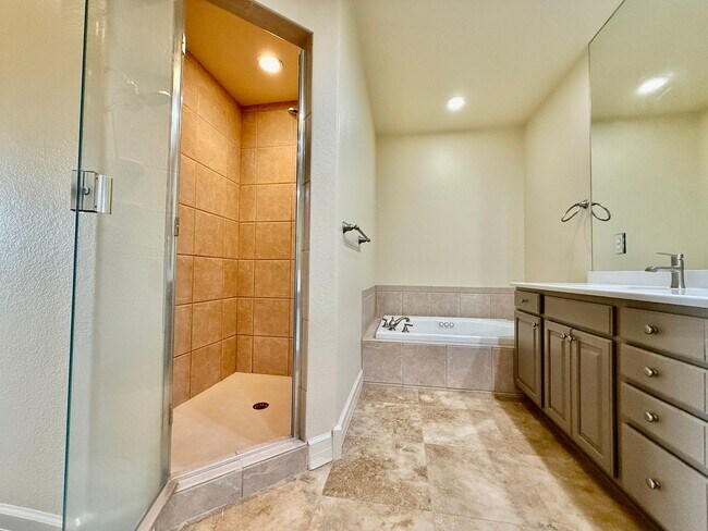 Building Photo - Gorgeous 4 Bedroom Townhome located in Gated Broadmoor Community