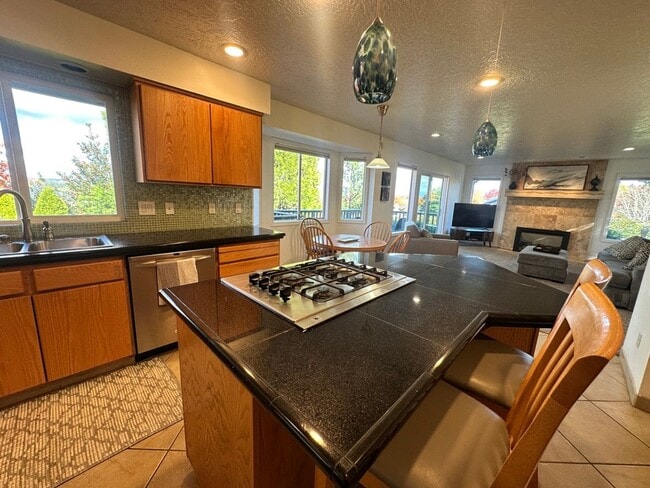 Building Photo - Argay Terrace Day Ranch with Views!