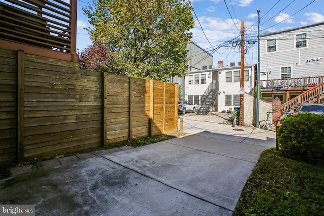 Building Photo - 1618 D St NE