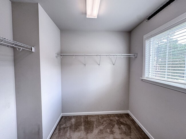 Building Photo - Gorgeous 3 Bed 2.5 Bath Plus Loft Home on ...