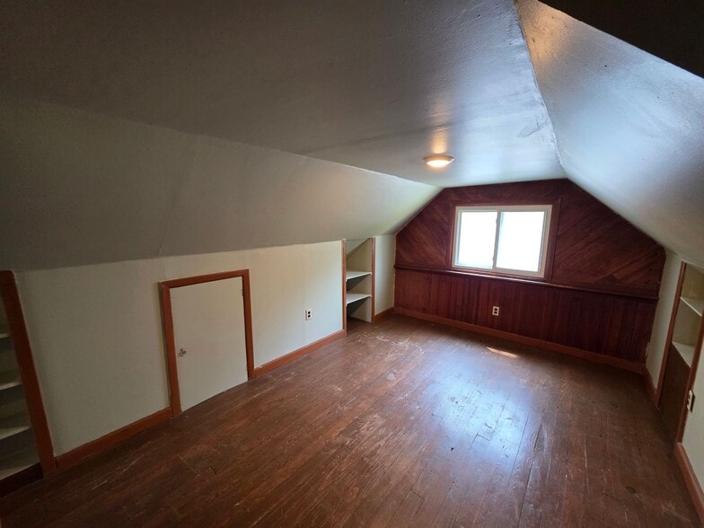 Building Photo - 2164 Penguin Ave