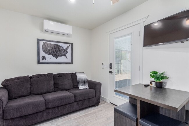 Building Photo - **COMING SOON!**Central- Charming 1 bd w/ all utilities included!