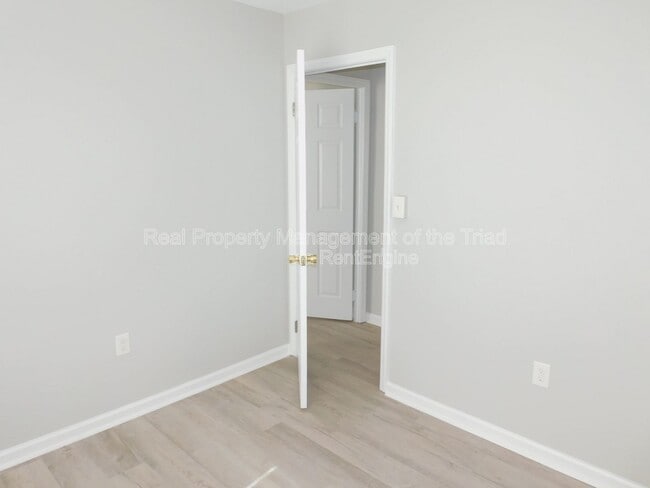 Building Photo - 406 Mason St NE