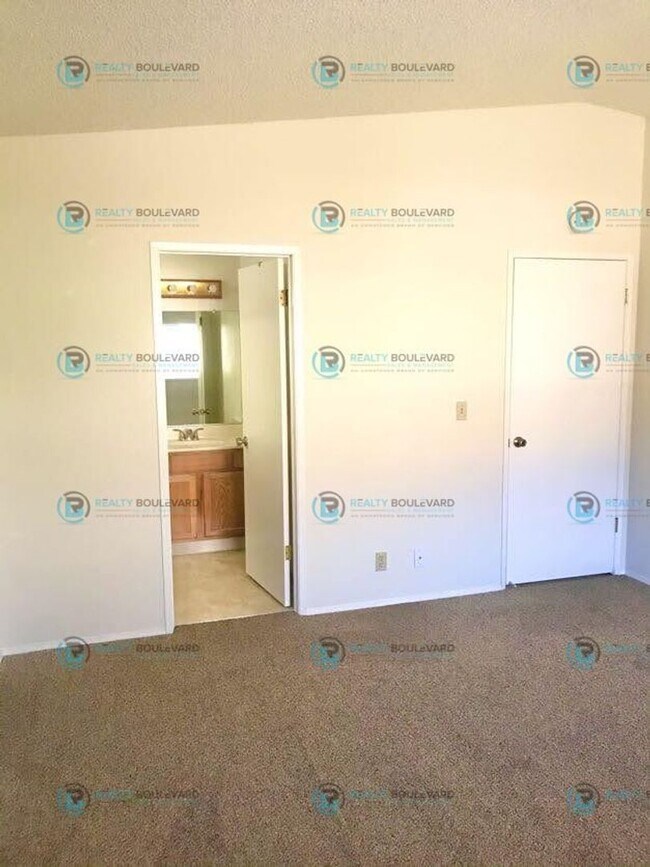 Building Photo - 3BR/2BA Single-Story with Backyard, RV Par...