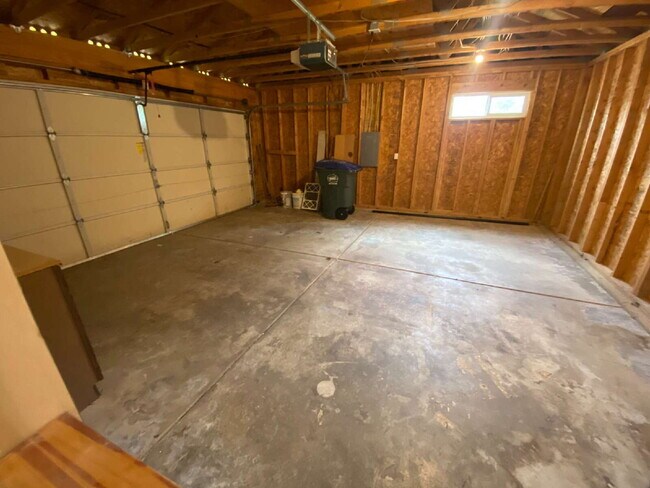 Building Photo - Quiet 3-Bed, 2.5-Bath Home with Large Backyard and Pet Friendly