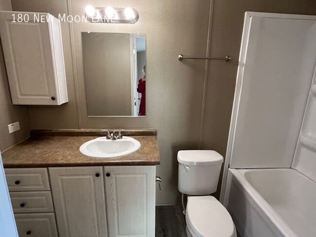 Building Photo - 180 New Moon Ln