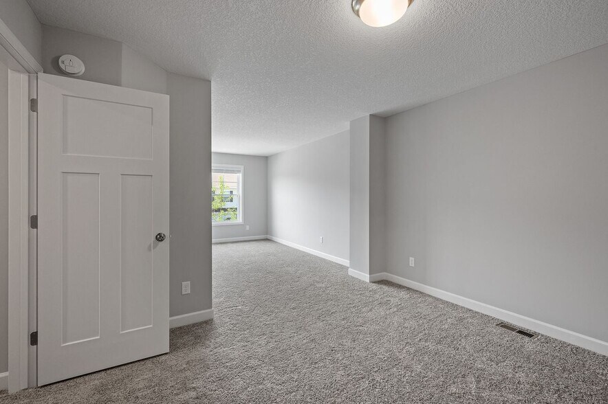 Building Photo - 15008 Ahena Curv