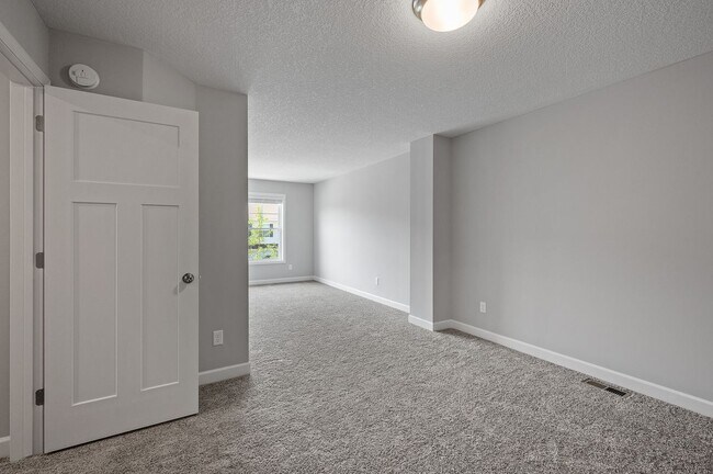 Building Photo - 15008 Ahena Curv