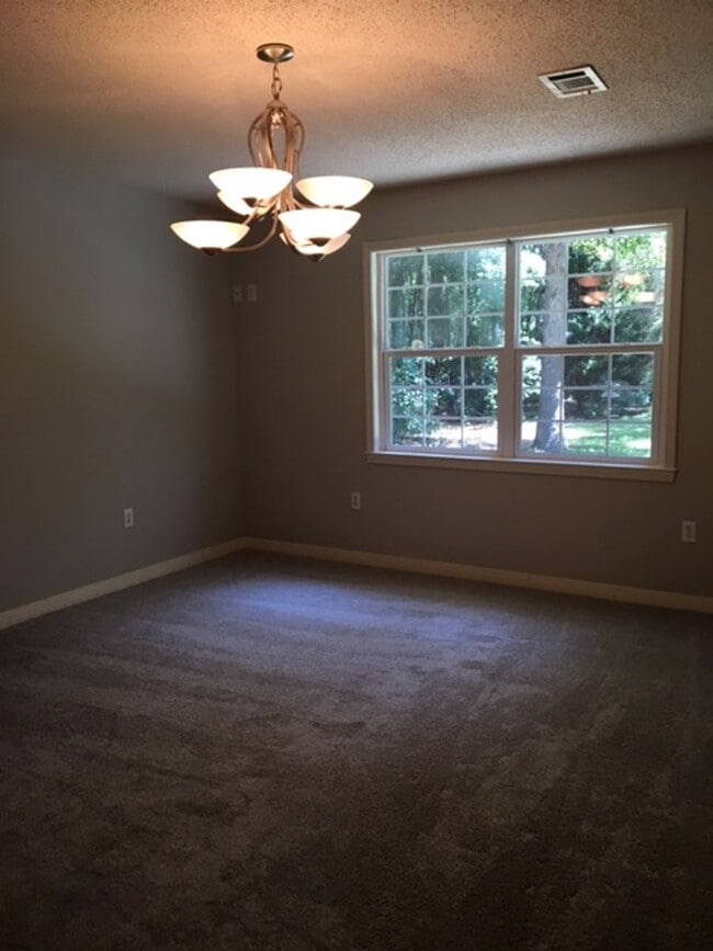 Building Photo - 3 Bedroom 2 Bath