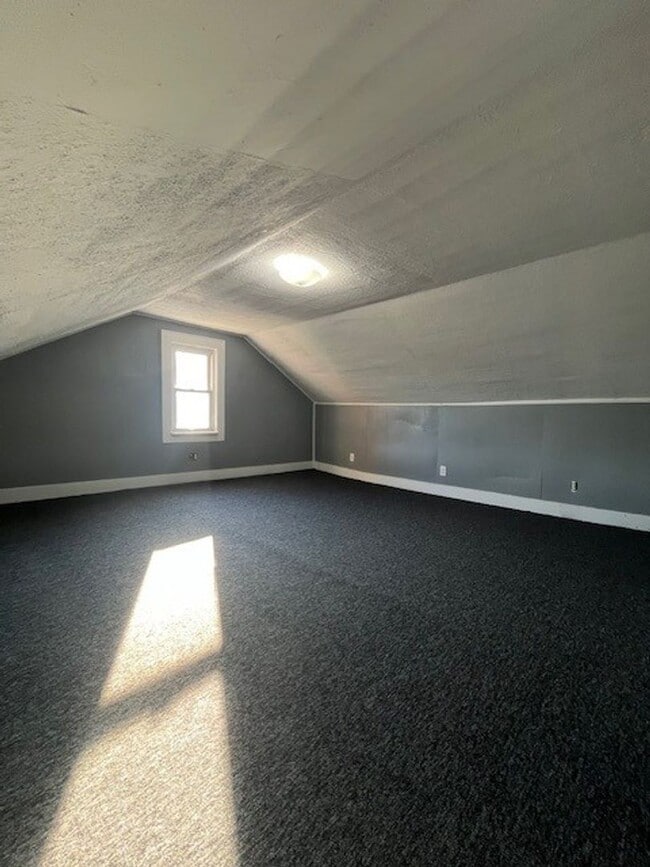 Building Photo - 3 bedroom 1 bathroom