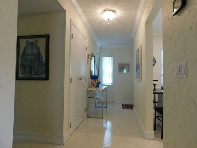Building Photo - 9285 Vista del Lago