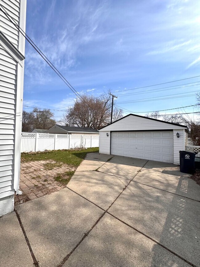 Building Photo - Spacious 5-Bedroom Home in Prime Royal Oak Location – $2,900/month