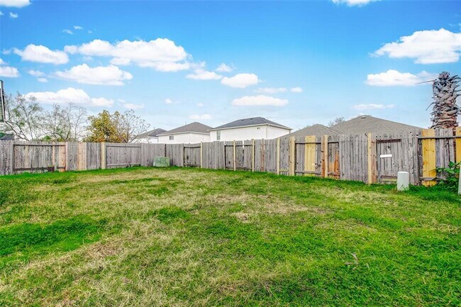 Building Photo - Welcome to this charming one-story home, ready for immediate occupancy!